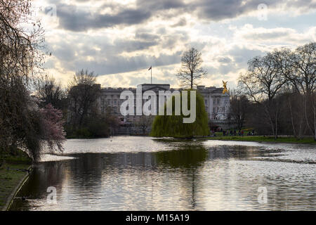 London, England - April 6, 2016: Buckingham Palace und St. James Park in London, England Stockfoto