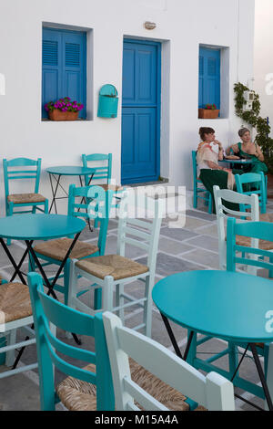 Typische weiße griechische Häuser mit blauen Türen und Fenstern auf