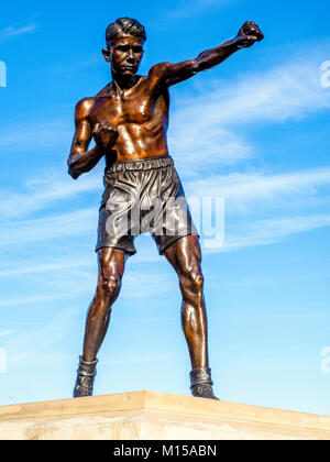 "Der Stolz der Pappel" errichtet in Erinnerung an Teddy Ballock (23.05.1907-08.03.1971) Welt Schwergewicht Champion 1927 Bronze Statue von Carl Payne Langdon Park in Pappel - London, England Stockfoto