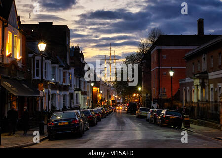 London, England - April 7, 2016: Cutty Sark Museum Bootsfahrt bei Sonnenuntergang, von der Straße aus gesehen in London, England Stockfoto