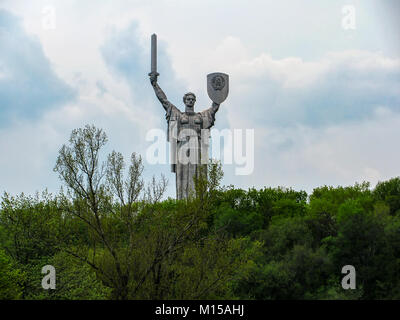 Ukraine, Kiew - 30. April 2011: monumentale Skulptur "Mutter Heimat" des Museums der Geschichte der Ukraine während des Zweiten Weltkriegs Stockfoto