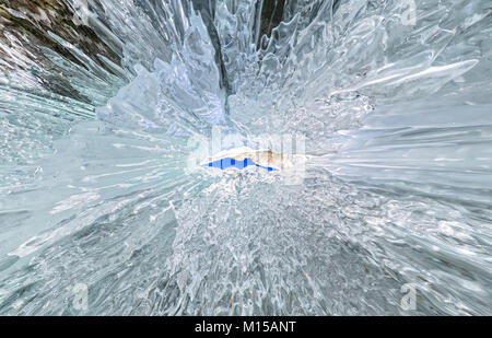 Panorama-Dawn in eine Eishöhle mit Eiszapfen am Baikalsee, Insel Olchon. Stockfoto