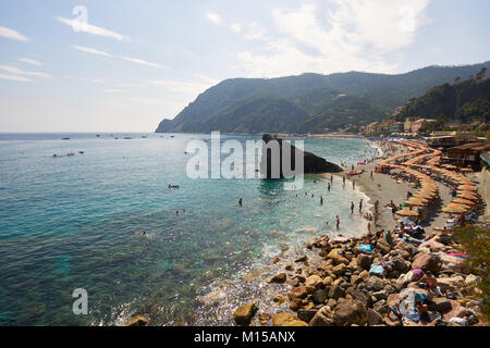 Monterosso al Mare, Italien - 9. Juli 2016: Monterosso al Mare Beach Stockfoto