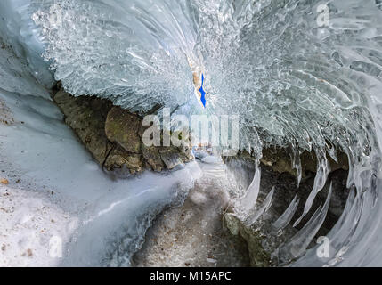 Panorama-Dawn in eine Eishöhle mit Eiszapfen am Baikalsee, Insel Olchon. Stockfoto