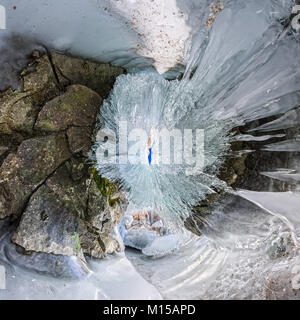 Panorama-Dawn in eine Eishöhle mit Eiszapfen am Baikalsee, Insel Olchon. Stockfoto