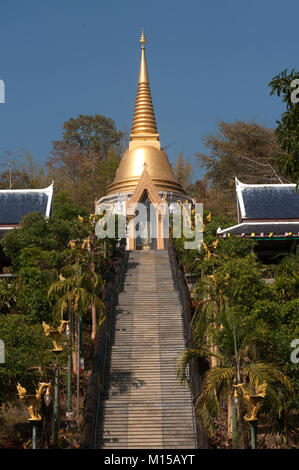 Goldene Pagode in Wat Pa Phu Kon Tempel in Thailand. Stockfoto