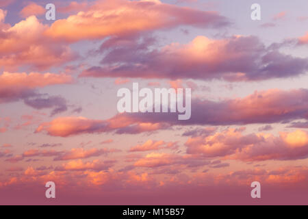 Romantische Himmel Hintergrund, Schöne flauschige rosa Wolken, tolle Aussicht auf den dramatischen Sonnenuntergang Himmel, natürliche Strukturtapeten, Vanilla Sky Stockfoto