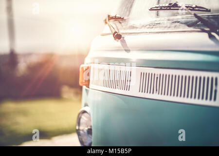 Vintage Camper van Selten, renovierte Auto der 70er, schöne alte vintage Blue Bus, Happy Travel im exklusiven Auto auf sonnigen Tag Stockfoto