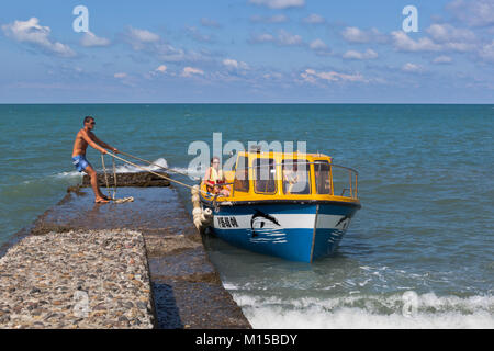 Adler, Sotschi, die Region Krasnodar, Russland - Juli 12, 2016: Liegeplatz der Yacht zu einem konkreten Wellenbrecher für Ein- oder Ausschiffung des Reisenden Stockfoto