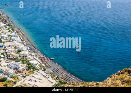 Kamari Beach, Insel Santorini, Griechenland. Schöne Luftaufnahme des Dorfes Kamari von antiken Thira Stockfoto