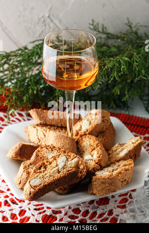 Traditionelle italienische cantuccini Gebäck und ein Glas süßen Vin Santo Wein Stockfoto