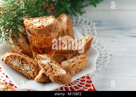 Traditionelle italienische cantuccini Gebäck und ein Glas süßen Vin Santo Wein Stockfoto