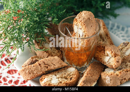 Traditionelle italienische cantuccini Gebäck und ein Glas süßen Vin Santo Wein Stockfoto