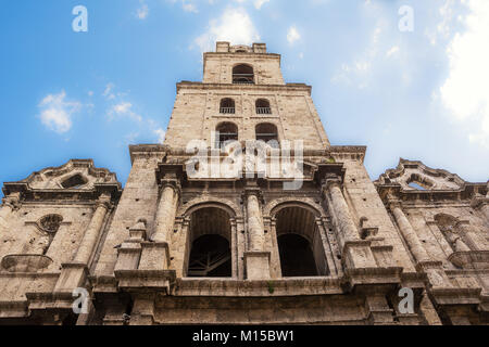 Glockenturm der Kirche San Francesco in der Altstadt von Havanna Stockfoto