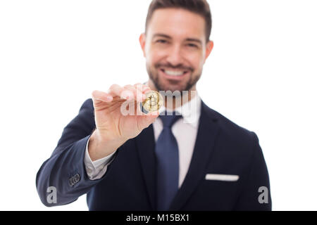 Happy Geschäftsmann Holding bitcoin Münze, auf weißem Hintergrund Stockfoto