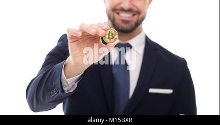 Happy Geschäftsmann Holding bitcoin Münze Nahaufnahme, auf weißem Hintergrund Stockfoto