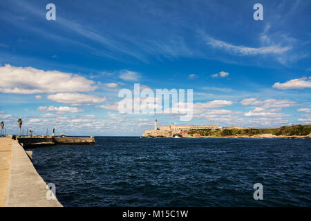 Havanna, Kuba - Dezember 11, 2017: Morro Castle mit seinen Leuchtturm mit Wolken im blauen Himmel Stockfoto