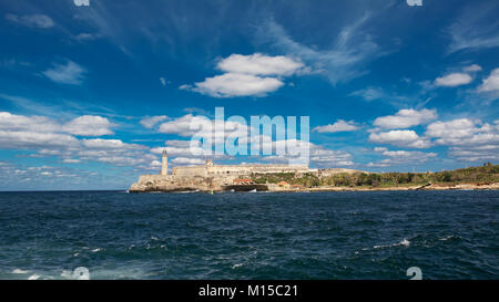 Havanna, Kuba - Dezember 11, 2017: Morro Castle mit seinen Leuchtturm mit Wolken im blauen Himmel Stockfoto