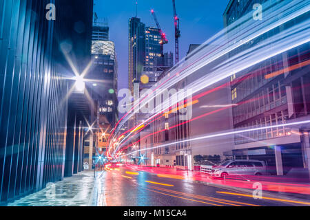 Leichte Wanderwege in der Innenstadt von London. Lange Belichtung Stockfoto