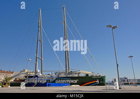 Greenpeace Rainbow Warrior Schiff, das im Hafen von Rijeka vertäut Stockfoto