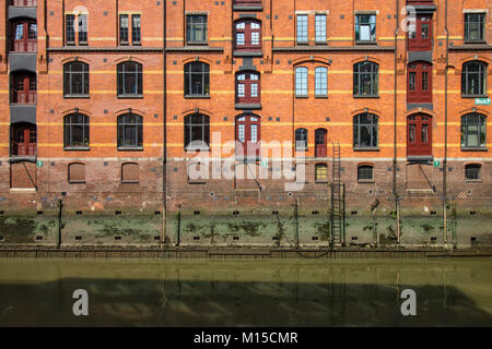 Die Fassade der Läger in der Hamburger Speicherstadt im Sommer Stockfoto