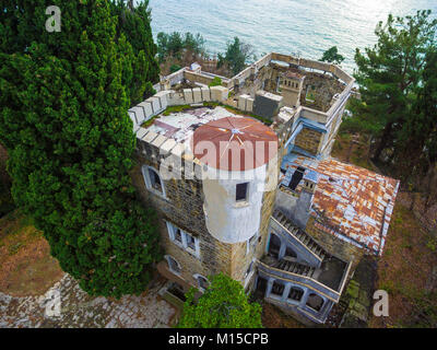 Drone Ansicht des verlassenen alten Herrenhaus namens Datscha Kvitko unter der Hecke im Herbst Tag, Sochi, Russland Stockfoto