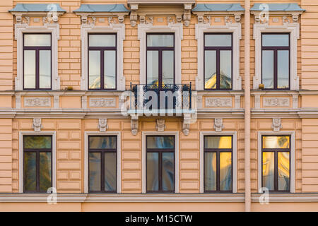 Mehrere Fenster in einer Reihe und Balkon auf der Fassade der Städtischen historischen Gebäude, Vorderansicht, Sankt Petersburg, Russland Stockfoto