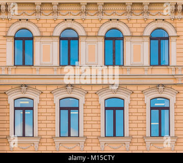 Mehrere Fenster in einer Reihe auf der Fassade des Städtischen historischen Gebäude, Vorderansicht, Sankt Petersburg, Russland Stockfoto