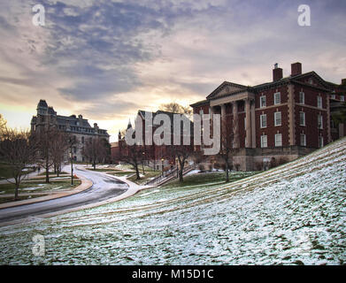 In Syracuse, New York, USA. 27. Januar 2018. Maxwell Hall, Tolley Halle und der Syracuse University Hall von Sprachen auf Crouse Antrieb auf der Syrakus Uni Stockfoto