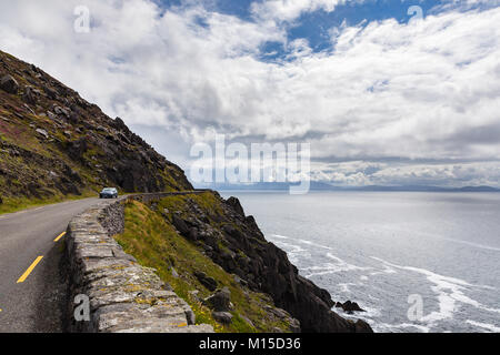 Eine landschaftlich reizvolle Straße an den dunklen Felsen der Slea Head Drive auf der Halbinsel Dingle, Irland. Stockfoto