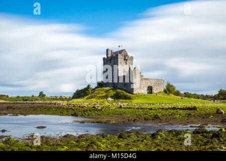 Dunguaire Castle Castle ist ein Turm aus dem 16. Jahrhundert Haus an der südöstlichen Küste der Bucht von Galway in der Grafschaft Galway, Irland, in der Nähe von Kinvara (auch buchstabiertes Kinvarra) Stockfoto