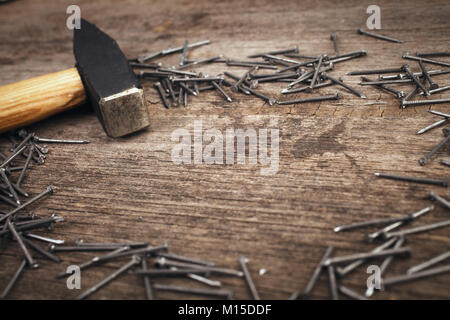 Hammer und Nägel auf hölzernen Hintergrund mit Exemplar Stockfoto