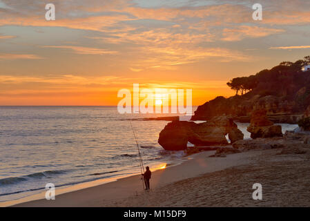 Ein Fischer auf Olhos d'Agua Strand, der Algarve, Portugal Stockfoto