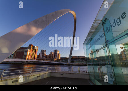 Newcastle, England - 31. Dezember 2017: Ansicht der Gateshead Millennium Bridge und Baltischen Zentrum für Zeitgenössische Kunst in den Nachmittag auf das Neue Jahr Stockfoto