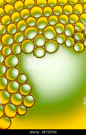 Abstraktes Bild der Seifenblasen mit farbigen Hintergrund. Stockfoto