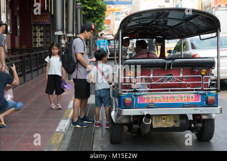 Tuk Tuk Fahrzeuge auf den Straßen von Bangkok. Stockfoto