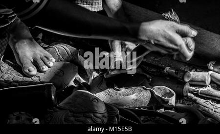 MANDALAY, MYANMAR - NOVEMBER, 2016: die Menschen in der manuellen Arbeit beteiligt sind sehr häufig in den Straßen von Myanmar. Stockfoto