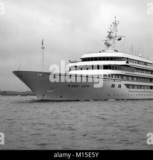 AJAXNETPHOTO. 1989. SOUTHAMPTON, England. - ROYAL YACHT - DIE SAUDI ARABIEN ROYAL YACHT Abdul Aziz Outward Bound NACH EINER KURZEN WIEDER IN DEN HAFEN. Foto: Jonathan Eastland/AJAX REF: 89 3 4 Stockfoto