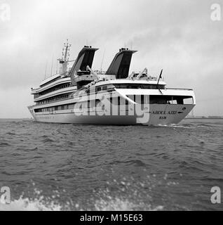 AJAXNETPHOTO. 1989. SOUTHAMPTON, England. - ROYAL YACHT - DIE SAUDI ARABIEN ROYAL YACHT Abdul Aziz Outward Bound NACH EINER KURZEN WIEDER IN DEN HAFEN. Foto: Jonathan Eastland/AJAX REF: 89 12 1 Stockfoto