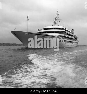 AJAXNETPHOTO. 1989. SOUTHAMPTON, England. - ROYAL YACHT - DIE SAUDI ARABIEN ROYAL YACHT Abdul Aziz Outward Bound NACH EINER KURZEN WIEDER IN DEN HAFEN. Foto: Jonathan Eastland/AJAX REF: 89 6 3 Stockfoto