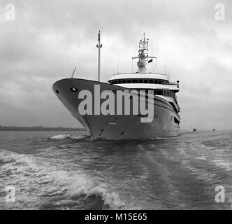 AJAXNETPHOTO. 1989. SOUTHAMPTON, England. - ROYAL YACHT - DIE SAUDI ARABIEN ROYAL YACHT Abdul Aziz Outward Bound NACH EINER KURZEN WIEDER IN DEN HAFEN. Foto: Jonathan Eastland/AJAX REF: 89 17 5 Stockfoto