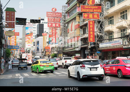 Der Verkehr auf den Straßen in Chinatown in Bangkok, Thailand Stockfoto