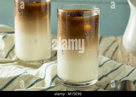 Erfrischende, hausgemachte Layered Eiskaffee mit Milch Stockfoto