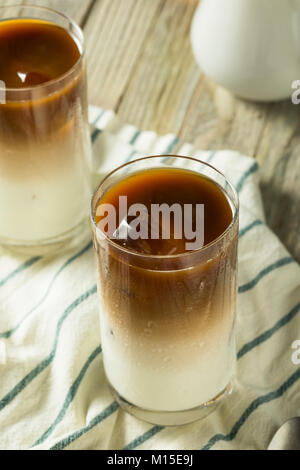 Erfrischende, hausgemachte Layered Eiskaffee mit Milch Stockfoto