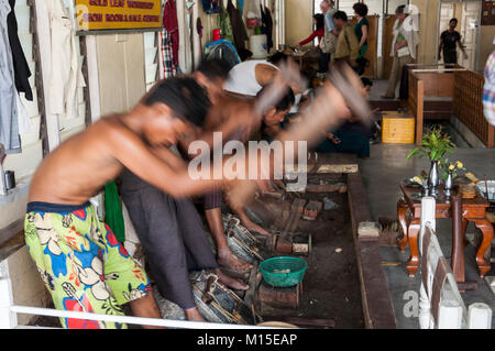 MANDALAY, MYANMAR - NOVEMBER, 2016: die Menschen in der manuellen Arbeit beteiligt sind sehr häufig in den Straßen von Myanmar. Stockfoto