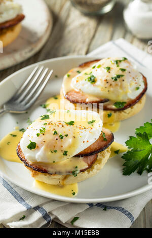 Hausgemachte Eier Benedict mit Schinken und Sauce Hollandaise Stockfoto