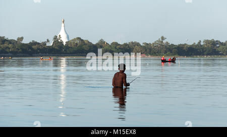 MANDALAY, MYANMAR - NOVEMBER, 2016: U-Bein Brücke ist eine Kreuzung, überspannt den Taungthaman See in der Nähe von Amarapura in Myanmar. Die 1,2-Kilometer (0,75 mi) Stockfoto