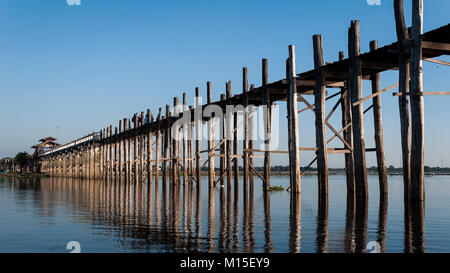 MANDALAY, MYANMAR - NOVEMBER, 2016: U-Bein Brücke ist eine Kreuzung, überspannt den Taungthaman See in der Nähe von Amarapura in Myanmar. Die 1,2-Kilometer (0,75 mi) Stockfoto