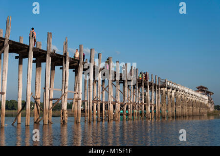 MANDALAY, MYANMAR - NOVEMBER, 2016: U-Bein Brücke ist eine Kreuzung, überspannt den Taungthaman See in der Nähe von Amarapura in Myanmar. Die 1,2-Kilometer (0,75 mi) Stockfoto