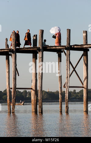 MANDALAY, MYANMAR - NOVEMBER, 2016: U-Bein Brücke ist eine Kreuzung, überspannt den Taungthaman See in der Nähe von Amarapura in Myanmar. Die 1,2-Kilometer (0,75 mi) Stockfoto